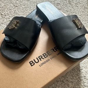 Burberry sandals 🖤🌟